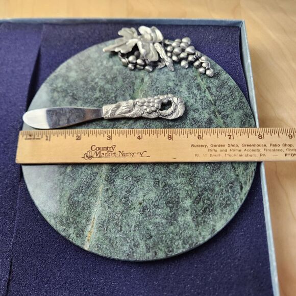 Seagull Pewter Grapes & Green Marble Cheese Board Charcuterie Set 8" Round Vtg - Picture 8 of 10